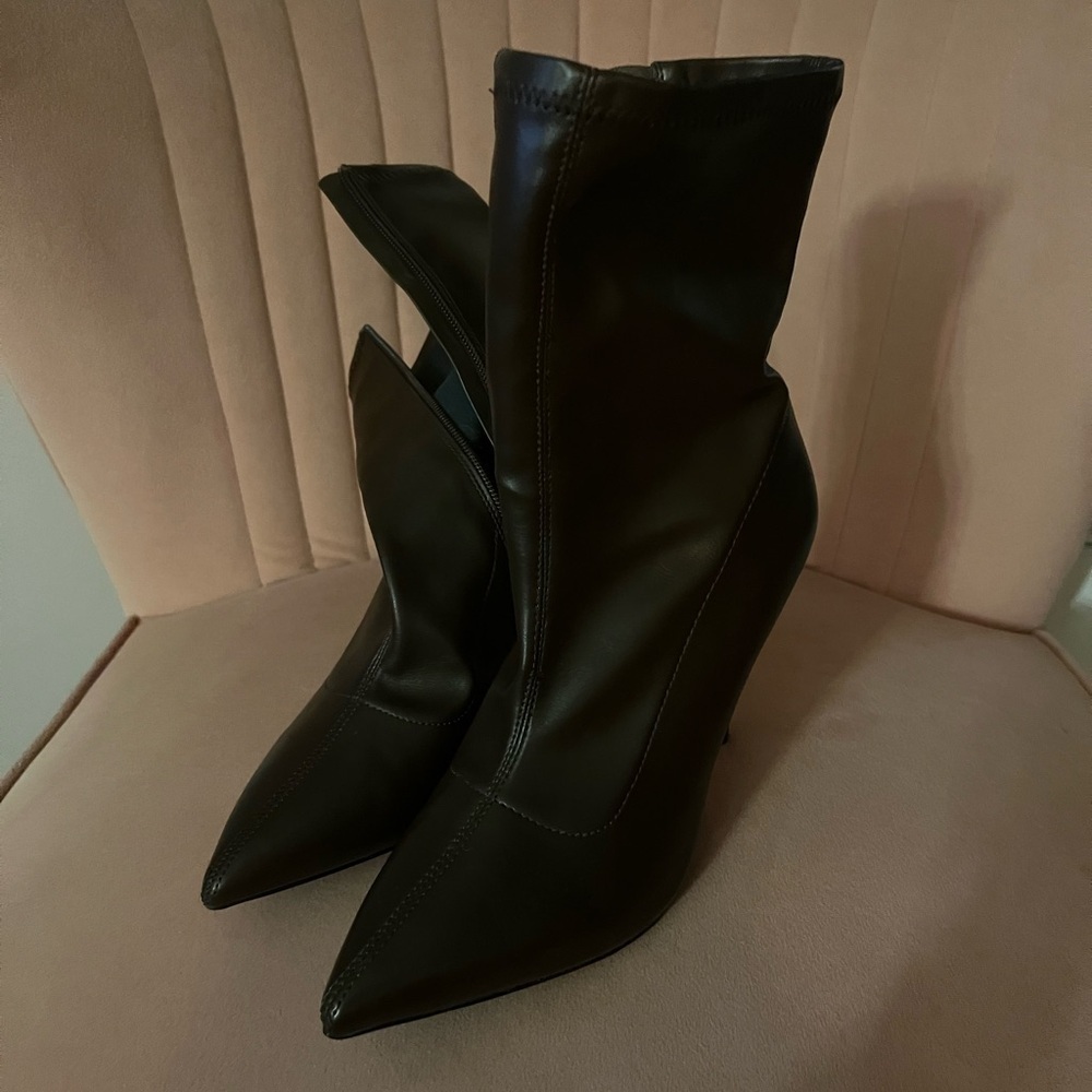 Faux leather zip-up boots. Good condition. Forever 21 - Picture 6 of 6